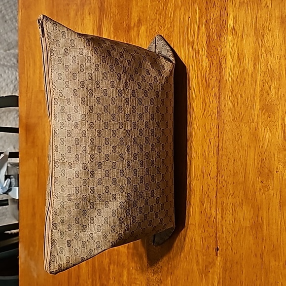 Gucci duffle and pouch. Comes with COA. - Picture 11 of 16